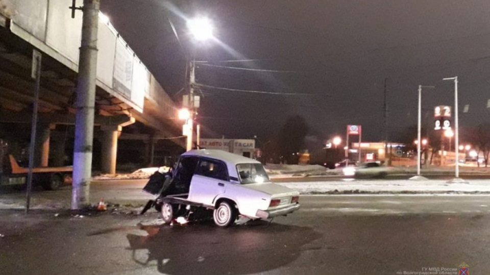 Водитель "Жигулей" пострадал в ДТП с опорой ЛЭП в Волгограде
